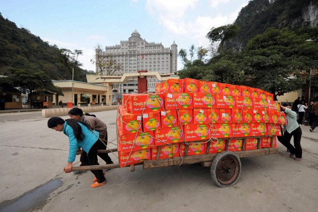 Những phụ nữ Việt Nam đang vận chuyển trái cây Trung Quốc qua cửa khẩu Tân Thanh ở Bắc Lạng Sơn.
 AFP photo