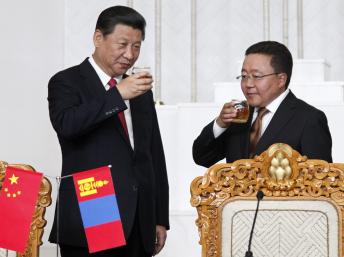 Chủ tịch Trung Quốc (T) và Tổng thống Mông Cổ Tsakhia Elbegdorj (P). Ảnh chụp nhân buổi ký kết các hợp đồng, ngày 21/08/2014, tại Ulan Bator.
Reuters
