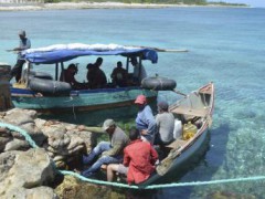 Đợt vượt biên gần đây nhất : 10 người Cuba xin tị nạn sau khi cập bến đảo Cayman - REUTERS / Immigration Department, Cayman Brac