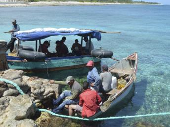 Đợt vượt biên gần đây nhất : 10 người Cuba xin tị nạn sau khi cập bến đảo Cayman - REUTERS / Immigration Department, Cayman Brac