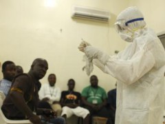 Một thành viên tổ chức từ thiện Thiên chúa giáo Samaritan's Purse đào tạo một ê kíp phòng chống dịch do vi rút Ebola tại Liberia
REUTERS/Samaritan's Purse