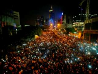 Người biểu tình đòi dân chủ tràn ngập con đường chính đến trụ sở chính quyền Hồng Kông tối ngày 29.9 - Ảnh: Reuters