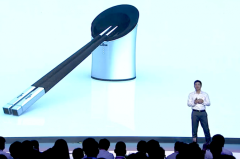 Chủ tịch và CEO của tập đoàn Baidu Inc., Robin Li đang giới thiệu chiếc Đũa Thông Minh tại Hội thảo Sáng tạo Công nghệ Baidu năm 2014 ở Bắc Kinh, ngày 3/9/2014. Thiết bị này được sáng chế để đối phó với các vụ tai tiếng thường xuyên về vấn đề an toàn vệ sinh thực phẩm ở Trung Quốc. (Chụp màn hình/Baiduworld)