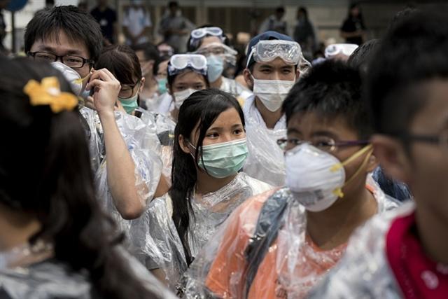 Học sinh Hồng Kông bỏ học đòi quyền tranh cử, học sinh đeo khẩu trang và kính bảo vệ, đề phòng cảnh sát đàn áp. (Getty Images)