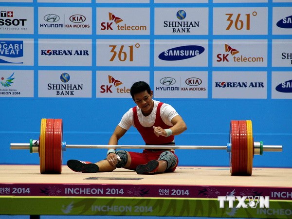 Lực sỹ Thạch Kim Tuấn thất bại ở nội dung cử đẩy, xếp sau nhà vô địch người Triều Tiên. (Ảnh: Hữu Quý/TTXVN)
