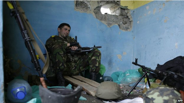 Một binh sỹ Ukraine trấn thủ ở một chốt canh