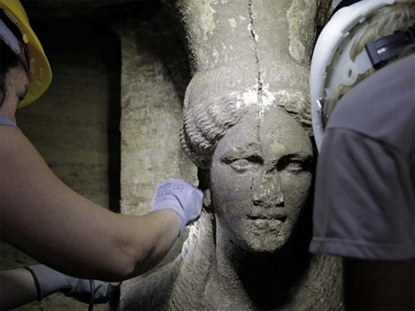 Phát hiện hai bức tượng phụ nữ ở khu lăng mộ Amphipolis