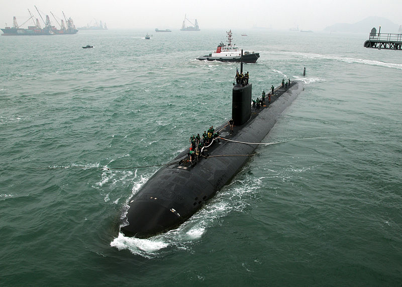Tàu ngầm tấn công nhanh USS Hampton (C), loại Los Angeles đang đỗ thả neo bên cạnh tàu ngầm USS Frank Cable (L) trong chuyến đi đến Hongkong vào ngày 17/05/2011. Trung quốc đang nghiên cứu và triển khai các hệ thống để chống lại các tàu ngầm Mỹ (ảnh:internet)