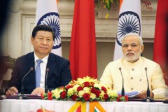 Lãnh đạo Trung Quốc Tập Cận Bình (trái) trong cuộc họp báo cùng thủ tướng Ấn Độ Narendra Modi tại New Dehi vào ngày 18/9. Thủ tướng Ấn bày tỏ mối quan ngại về tranh chấp biên giới giữa hai nước khi cuộc đối đầu giữa quân đội Ấn Độ và Trung Quốc tại khu tranh chấp  biên giới bao trùm chủ đề của cuộc đối thoại. (Ảnhinternet)