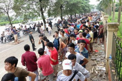 Xếp hàng chờ mua vé U.19 Việt Nam đông kín cả một con phố