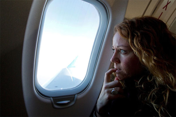 Vì sao cần tắt điện thoại, kéo cửa sổ khi máy bay cất/hạ cánh?