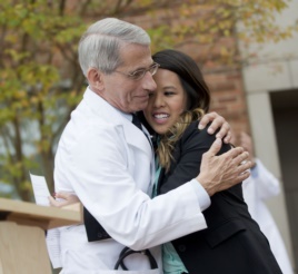 Bác sĩ Anthony Fauci, giám đốc Viện Dị ứng và Các bệnh truyền nhiễm, ôm cô Nina Pham khi cô chuẩn bị rời khỏi NIH.