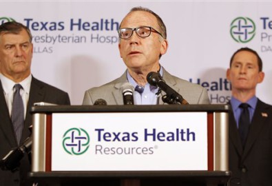 Trong buổi họp báo tổ chức vào Chủ Nhật, 12/10/2014 tại Dallas, Ts. Daniel Varga – GĐ khoa lâm sàng của bệnh viện Texas Health Presbyterian Hospital – đã trả lời những câu hỏi về một nhân viên chăm sóc sức khỏe cho bệnh nhân mắc Ebola là Thomas Eric Duncan. Ông Varga cho biết, nhân viên này hoàn toàn được trang bị bảo hộ khi chăm sóc cho Duncan trong chuyến thăm thứ hai của ông tới bệnh viện này. (Ảnh Internet)