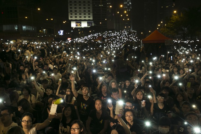 Hàng chục ngàn người biểu tình bật sáng điện thoại vào ngày 4/10 (Paula Bronstein/Getty Images)