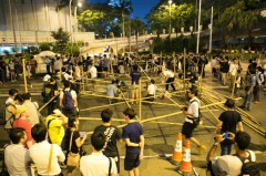 Những người biểu tình dân chủ đang tạo rào chắn bằng tre để đáp lại một vụ việc xảy ra vào ngày 13/10, khi phe đối lập tìm cách loại trừ những người biểu tình gần trụ sở chính phủ – Hồng Kông, 13/10/2014. (Benjamin Chasteen/Epoch Times)