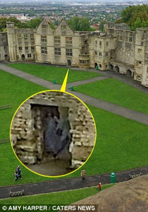 Bóng ma bí ẩn xuất hiện trong lâu đài ở Anh?