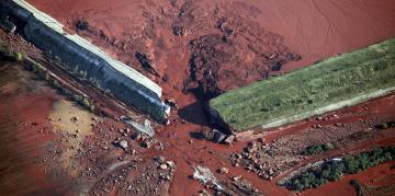 Hungary đã từng gặp tai nạn vỡ đê hồ chứa bùn đỏ vào năm 2010.Reuters
