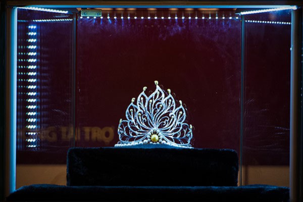Cận cảnh vương miện Hoa hậu Việt Nam 2014 trị giá 2,5 tỷ đồng 3 Cận cảnh vương miện Hoa hậu Việt Nam 2014 trị giá 2,5 tỷ đồng 3