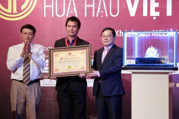 Cận cảnh vương miện Hoa hậu Việt Nam 2014 trị giá 2,5 tỷ đồng 4 Cận cảnh vương miện Hoa hậu Việt Nam 2014 trị giá 2,5 tỷ đồng 4