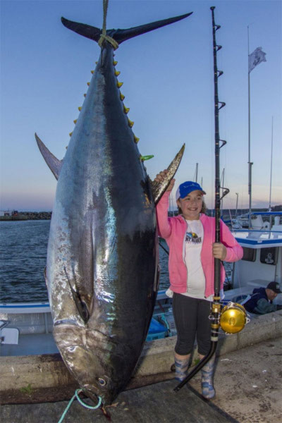 Cô bé bắt gọn cá ngừ khổng lồ nặng 280kg