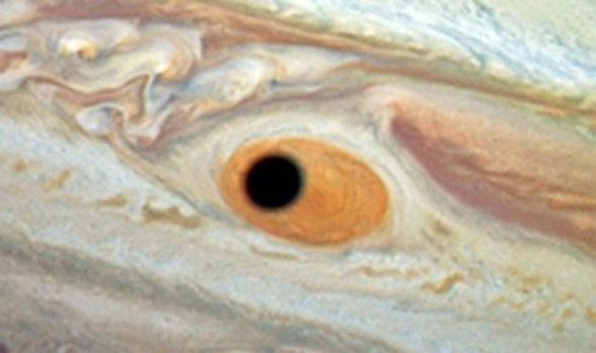 Con mắt khổng lồ xuất hiện trên sao Mộc