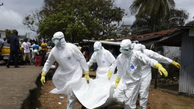 Nhân viên y tế chuyển thi thể nạn nhân của dịch Ebola tại thủ đô Monrovia, Liberia. (Ảnh: AFP/TTXVN)