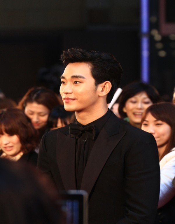 Kim Soo Hyun được vinh danh là diễn viên xuất sắc nhất châu Á tại LHP Tokyo 1