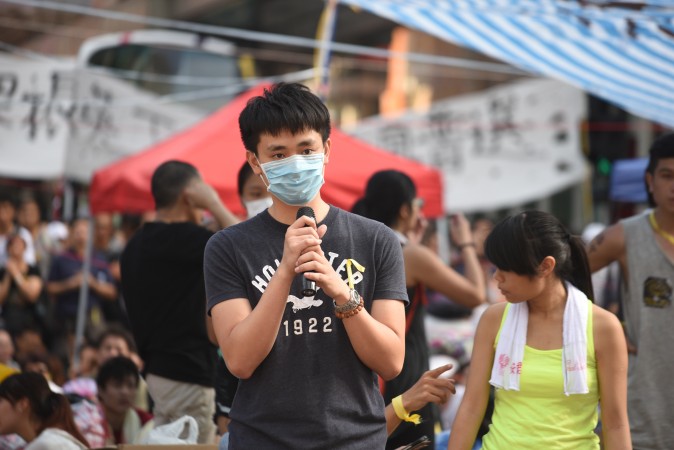 Một người Trung Quốc đại lục tại Hồng Kông ủng hộ cuộc biểu tình của các sinh viên Hồng Kông vào ngày 1 tháng 10 (Man Hon-lum / Đại Kỷ Nguyên)