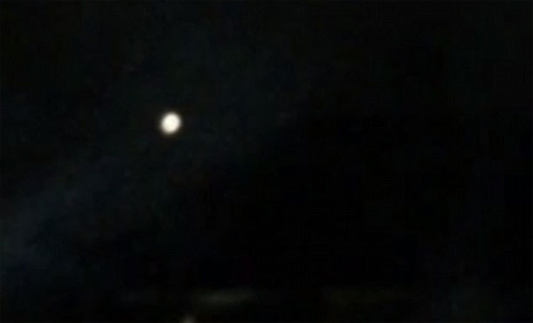 Phát hiện vầng sáng bí ẩn được cho là UFO ở Lon Don