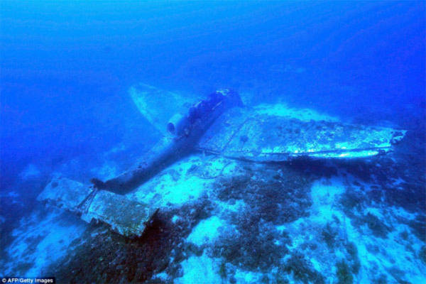 Xác máy bay ném bom của Đức còn nguyên vẹn dưới đáy biển