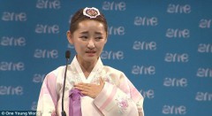 Chú thích ảnh: Trong một bài phát biểu tại Hội nghị Tân Tú Thế Giới năm 2014 tại Dublin (One Young World Summit 2014), cô đã kể về câu chuyện của mình dưới chế độ cai trị độc tài tàn bạo của Kim Jong-un, về cuộc sống của gia đình và bạn bè của cô như thế nào. Cô đã nói đây là “nơi đen tối nhất trên toàn thế giới”, intenet bị vô hiệu hóa, các bài hát, sách báo, các cuộc điện đàm quốc tế, quyền nêu lên những ý kiến cơ bản.v.v. tất cả đều bị cấm.