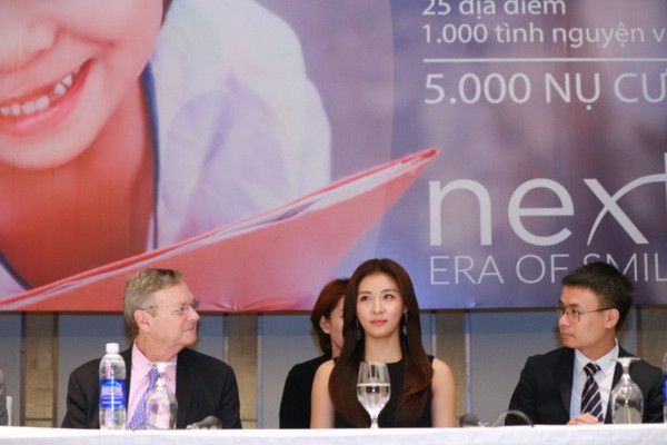 Ha Ji Won đẹp không tì vết trong buổi họp báo tại Hà Nội 3 Ha Ji Won đẹp không tì vết trong buổi họp báo tại Hà Nội 3