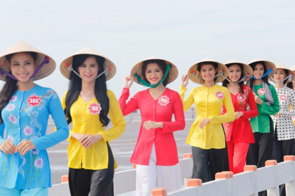 Ngất ngây nhan sắc thí sinh Hoa hậu Việt Nam trong tà áo bà ba 2 Ngất ngây nhan sắc thí sinh Hoa hậu Việt Nam trong tà áo bà ba 2
