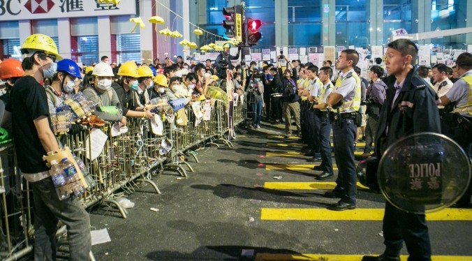 Cảnh sát và người biểu tình đối mặt tại Mong Kok, Hồng Kông, 1 tiếng trước khi cuộc xung đột lớn nổ ra giữa người biểu tình và cảnh sát vào ngày 5/11/2014. (Ảnh: Benjamin Chasteen/ Báo Đại Kỷ Nguyên)