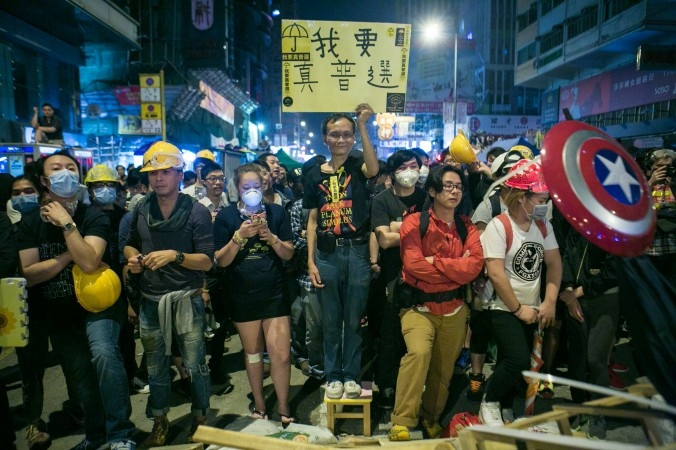 Người biểu tình đối mặt với cảnh sát sau vụ đụng độ trước đó tại Hồng Kông, ngày 6/11/2014. (Ảnh: Benjamin Chasteen/ Báo Đại Kỷ Nguyên)