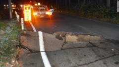 Con đường bị hư hỏng nặng tại Nhật Bản sau cơn địa chấn mạnh tại vùng trung tâm tối ngày 22/11. (Ảnh CNN)