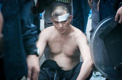 Người đàn ông chống biểu tình, ném nội tạng thối vào ông Jimmy Lai bị thương nhẹ ở đầu do xô xát. (Benjamin Chasteen/Epoch Times)
