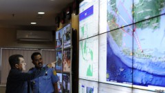 Phó Tổng thống Indonesia Jusuf Kalla (trái) theo dõi tiến độ tìm kiếm máy bay QZ8501 của hãng hàng không AirAsia tại Cơ quan Tìm kiếm và Giải cứu Quốc gia ở Jakarta, ngày 28 tháng 12, 2014.