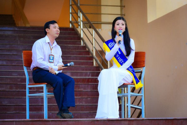 Á hậu Diễm Trang giản dị, tinh khôi về thăm trường cũ 3 Á hậu Diễm Trang giản dị, tinh khôi về thăm trường cũ 3