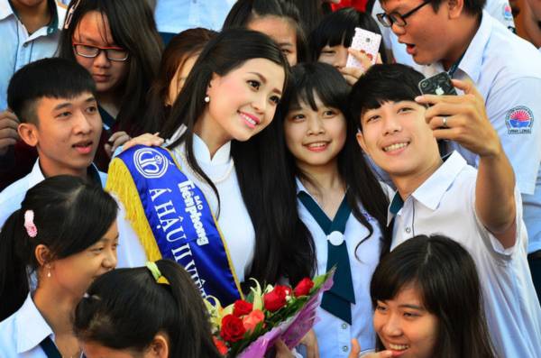 Á hậu Diễm Trang giản dị, tinh khôi về thăm trường cũ 5 Á hậu Diễm Trang giản dị, tinh khôi về thăm trường cũ 5