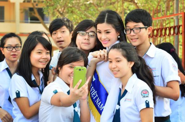 Á hậu Diễm Trang giản dị, tinh khôi về thăm trường cũ 6 Á hậu Diễm Trang giản dị, tinh khôi về thăm trường cũ 6