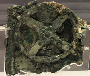 Cỗ máy Antikythera là một thiết bị cơ khí 2000 năm tuổi được sử dụng để tính toán vị trí của mặt trời, mặt trăng, các hành tinh, và thậm chí cả các ngày của Thế vận hội Olympic cổ đại. (Nguồn: Wikimedia Commons)