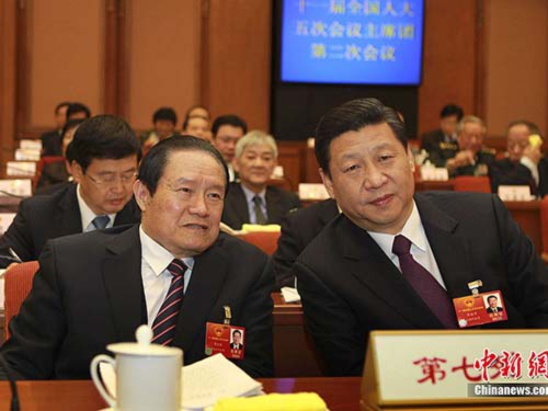 Cựu Ủy viên Thường vụ Bộ Chính trị Đảng Cộng sản Trung Quốc Chu Vĩnh Khang (trái) và Chủ tịch Tập Cận Bình, lúc còn là phó chủ tịch, tại kỳ họp quốc hội hồi tháng 3-2012 Ảnh: CHINA NEWS