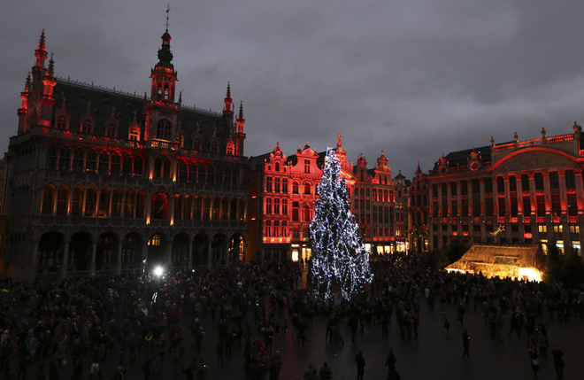 Không khí Giáng Sinh tràn ngập ở Quảng trường Lớn của Brussels, Bỉ.