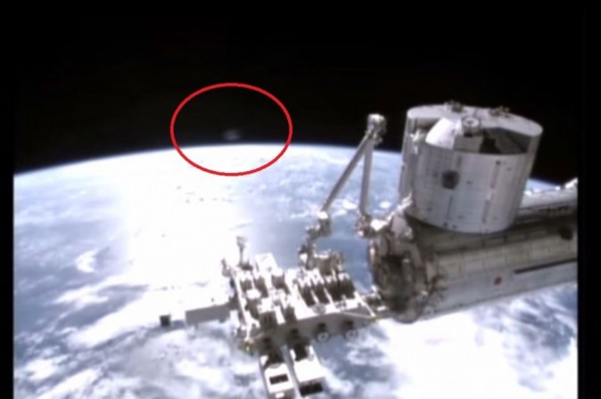 Vật thể màu xám (trong khoanh đỏ) xuất hiện trong đoạn phim của ISS vài tuần trước (NASA) 
