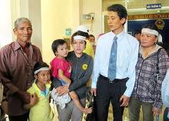 Luật sư Võ An Đôn (áo sơ-mi trắng) cùng chị (phải) và vợ (trái) của nạn nhân Ngô Thanh Kiều tại phiên xử tại tòa trước đây