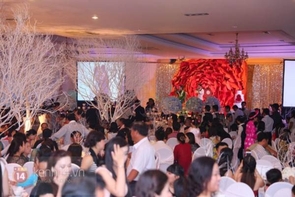 Nhiều khách không mời đến chật kín đám cưới Thủy Tiên - Công Vinh 1 Nhiều khách không mời đến chật kín đám cưới Thủy Tiên - Công Vinh 1