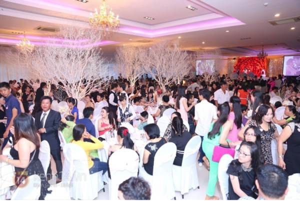 Nhiều khách không mời đến chật kín đám cưới Thủy Tiên - Công Vinh 2 Nhiều khách không mời đến chật kín đám cưới Thủy Tiên - Công Vinh 2
