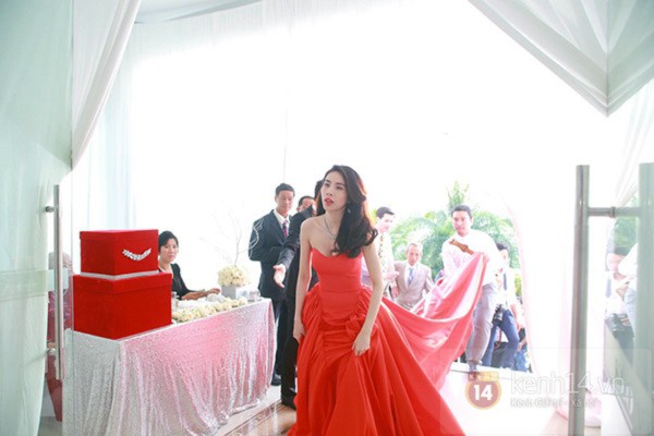 Nhiều khách không mời đến chật kín đám cưới Thủy Tiên - Công Vinh 6 Nhiều khách không mời đến chật kín đám cưới Thủy Tiên - Công Vinh 6