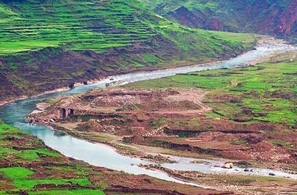 Năm 1342, năm 1954, nước sông Trường Giang không bao giờ ngừng chảy bỗng nhiên trở nên khô cạn chỉ qua một đêm.